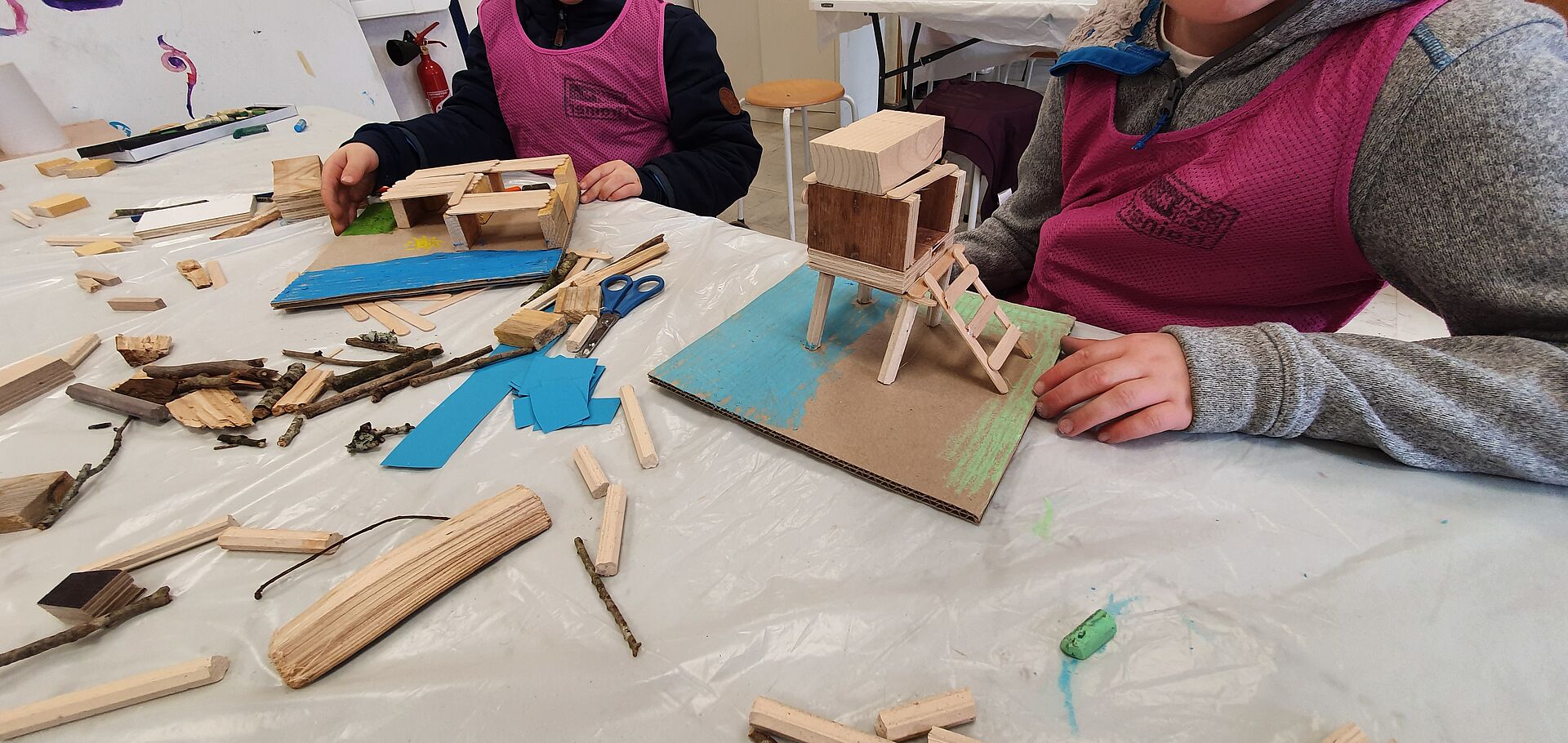 Construction d'une maquette en carton et en bois